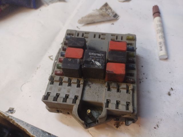 bontott FIAT PUNTO II Biztosítéktábla Motortér