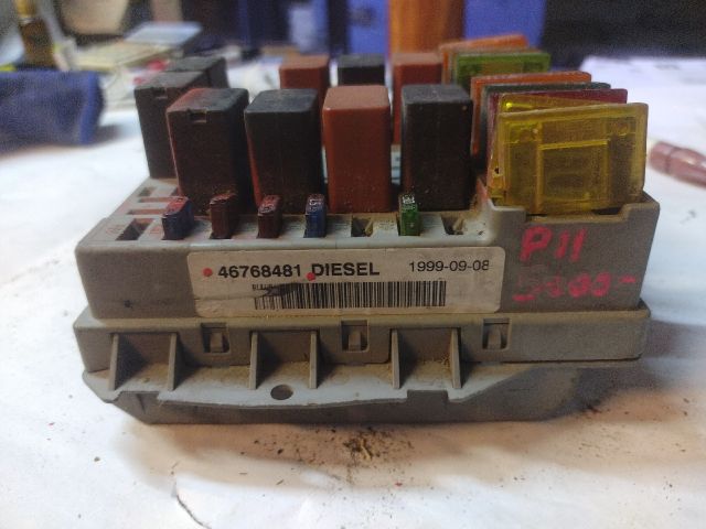 bontott FIAT PUNTO II Biztosítéktábla Motortér