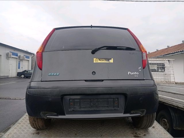 bontott FIAT PUNTO II Bal hátsó Dobbetét (Kerékjárati, Műanyag)