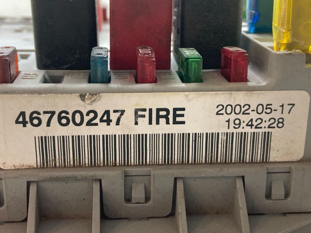 bontott FIAT PUNTO II Biztosítéktábla Doboz