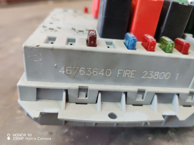 bontott FIAT PUNTO II Biztosítéktábla Doboz