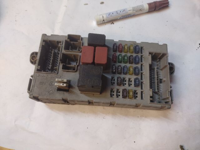 bontott FIAT PUNTO II Biztosítéktábla Utastér