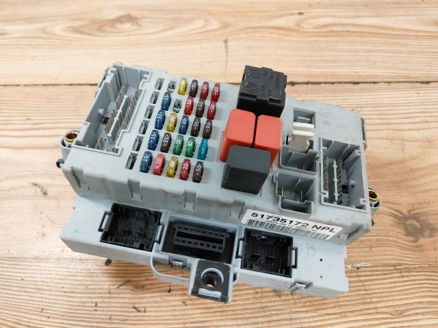 bontott FIAT PUNTO II Biztosítéktábla Utastér