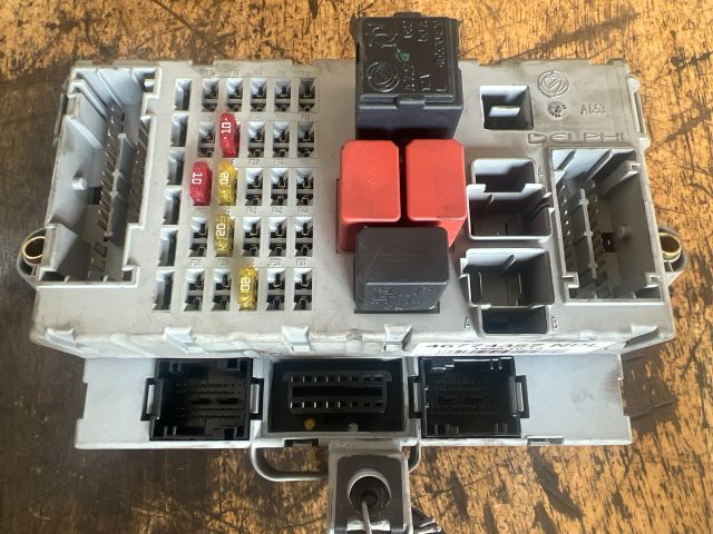 bontott FIAT PUNTO II Biztosítéktábla Utastér