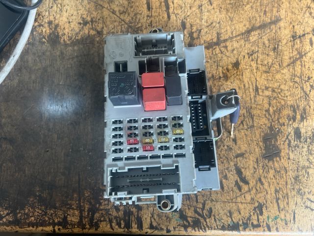 bontott FIAT PUNTO II Biztosítéktábla Utastér