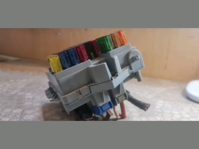 bontott FIAT PUNTO II Biztosítéktábla Utastér