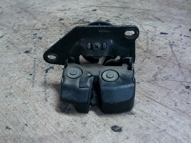 bontott FIAT PUNTO II Csomagtérajtó Zárbetét