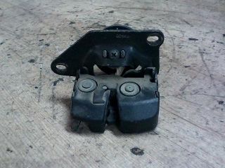 bontott FIAT PUNTO II Csomagtérajtó Zárbetét