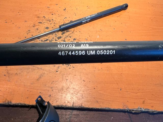 bontott FIAT PUNTO II Gázrugós Kitámasztó Teleszkóp Csomagtérajtó (Pozíciófüggetlen)