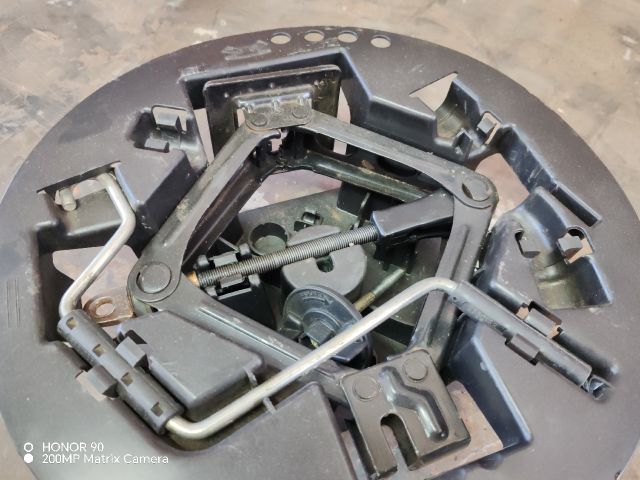 bontott FIAT PUNTO II Pótkerék Szerszámtartó