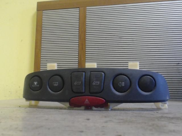 bontott FIAT PUNTO II Vészvillogó Kapcsoló