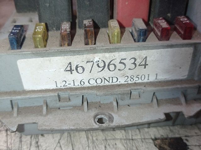 bontott FIAT STILO Biztosítéktábla Motortér