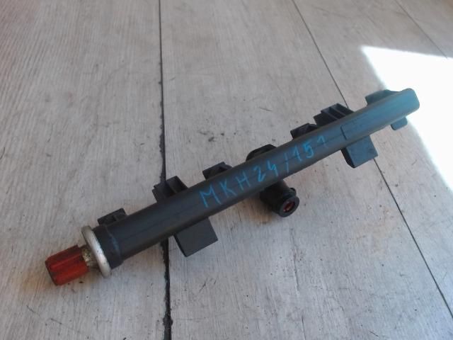 bontott FIAT STILO Porlasztó Sor / Híd