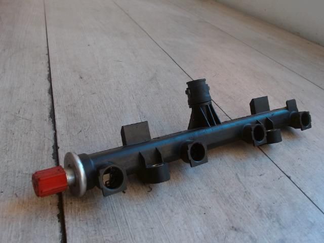 bontott FIAT STILO Porlasztó Sor / Híd