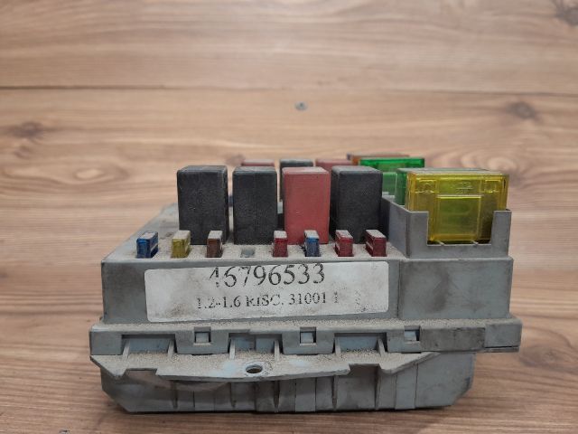 bontott FIAT STILO Biztosítéktábla Motortér