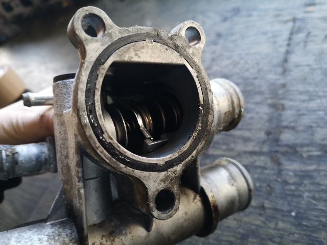 bontott FIAT STILO Termosztátház