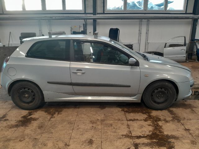 bontott FIAT STILO Biztosítéktábla Motortér