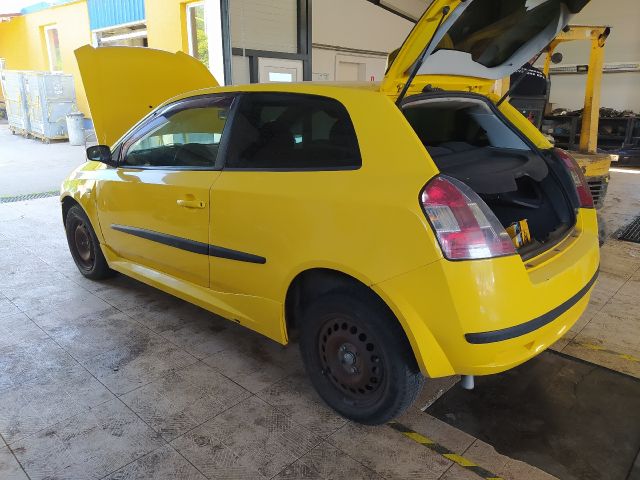 bontott FIAT STILO Bal első Zsanér