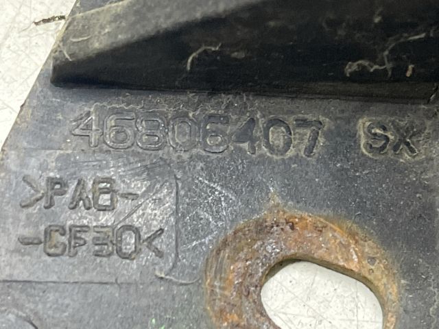 bontott FIAT STILO Bal Fényszóró Tartó