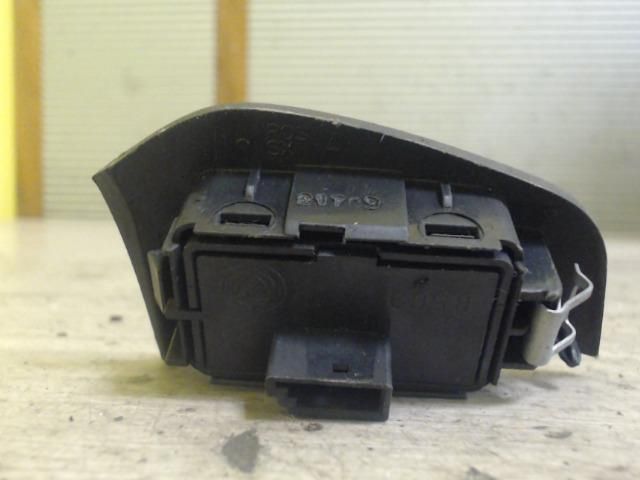 bontott FIAT STILO Bal hátsó Ablakemelő Kapcsoló