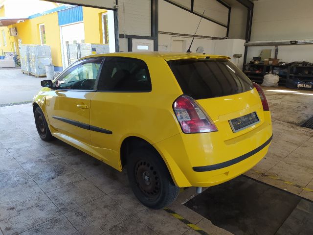 bontott FIAT STILO Bal hátsó Dobbetét (Kerékjárati, Műanyag)