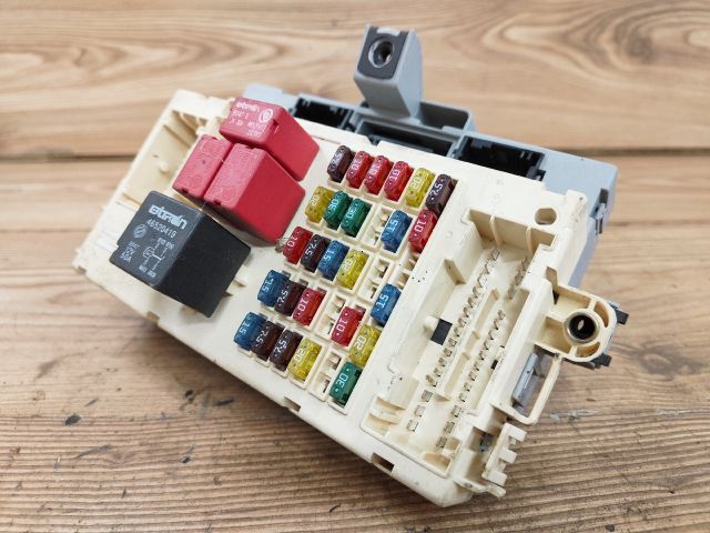 bontott FIAT STILO Biztosítéktábla Utastér