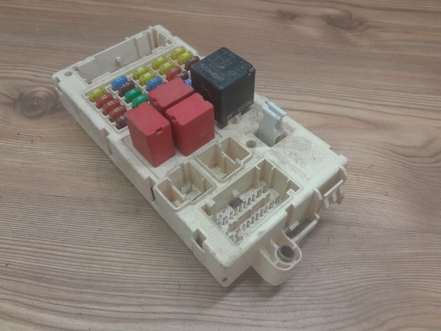 bontott FIAT STILO Biztosítéktábla Utastér