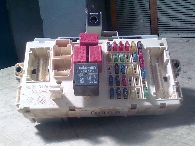 bontott FIAT STILO Biztosítéktábla Utastér