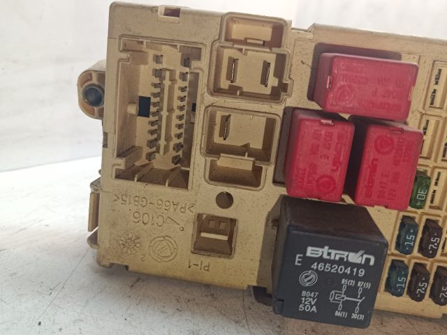 bontott FIAT STILO Biztosítéktábla Utastér