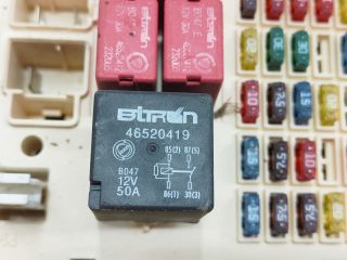 bontott FIAT STILO Biztosítéktábla Utastér