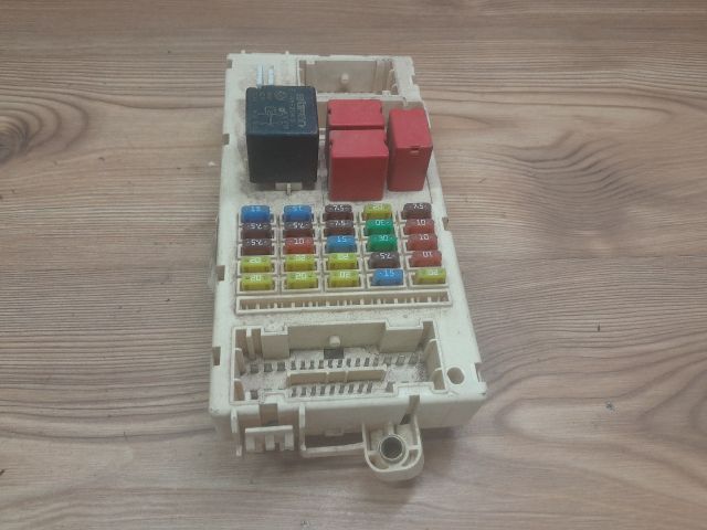 bontott FIAT STILO Biztosítéktábla Utastér