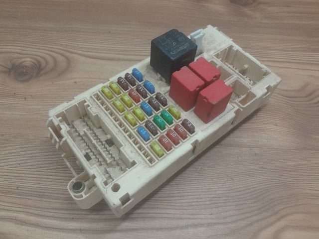 bontott FIAT STILO Biztosítéktábla Utastér