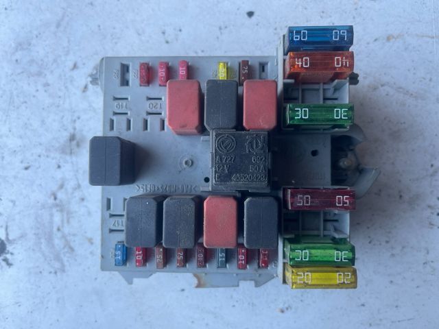 bontott FIAT STILO Biztosítéktábla Utastér