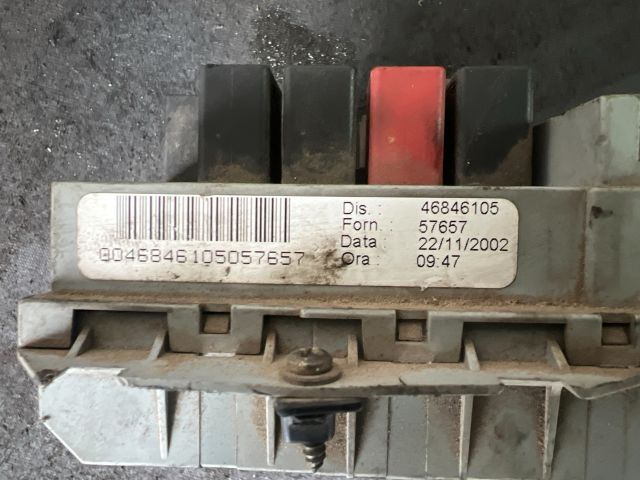 bontott FIAT STILO Biztosítéktábla Utastér