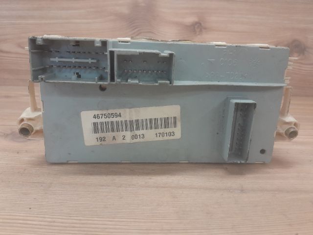 bontott FIAT STILO Biztosítéktábla Utastér