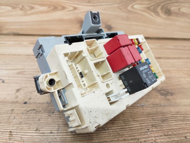 bontott FIAT STILO Biztosítéktábla Utastér