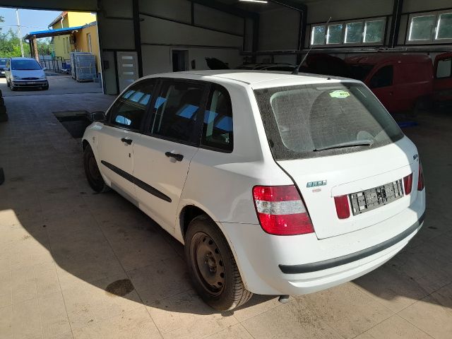 bontott FIAT STILO Csomagtérajtó Burkolat Alsó