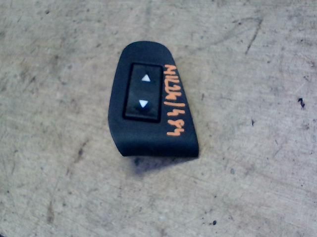 bontott FIAT STILO Jobb első Ablakemelő Kapcsoló