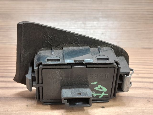 bontott FIAT STILO Jobb első Ablakemelő Kapcsoló