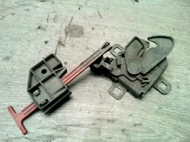 bontott FIAT STILO Motorháztető Nyitó Kar / Gomb