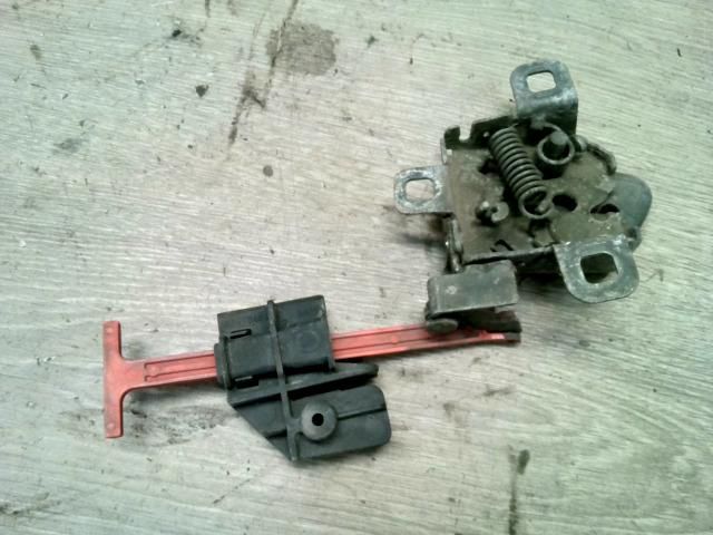 bontott FIAT STILO Motorháztető Nyitó Kar / Gomb