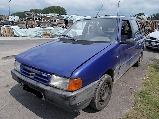 bontott FIAT UNO Bal első Dobbetét (Kerékjárati, Műanyag)