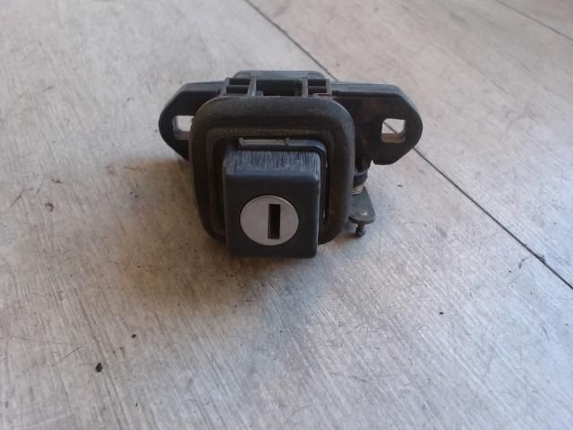 bontott FIAT UNO Csomagtérajtó Zárbetét