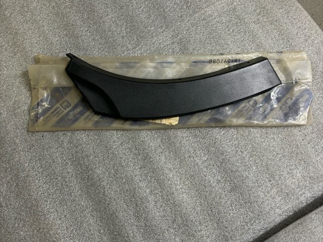 bontott FIAT UNO Műanyag Sárvédő Ív Díszléc