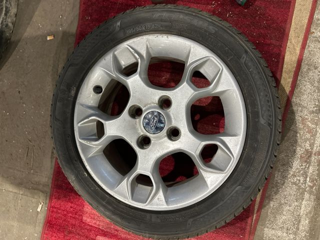 bontott FORD  Alufelni Gumival (1 db)