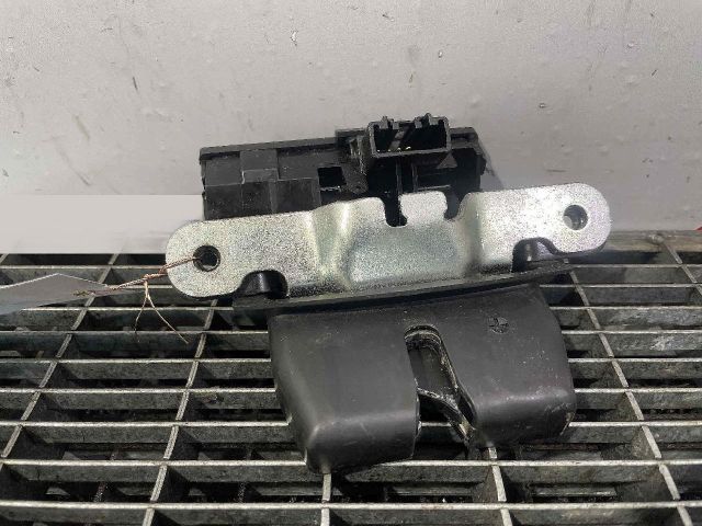 bontott FORD B-MAX Csomagtérajtó Ütköző