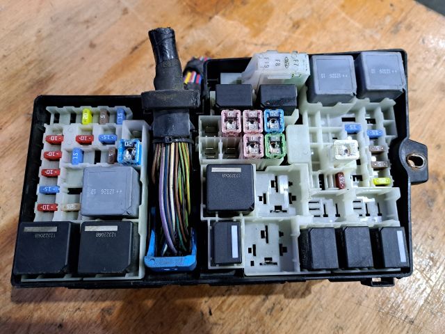 bontott FORD C-MAX II Biztosítéktábla Motortér