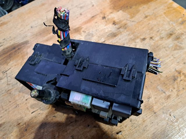 bontott FORD C-MAX II Biztosítéktábla Motortér