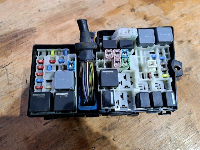 bontott FORD C-MAX II Biztosítéktábla Motortér