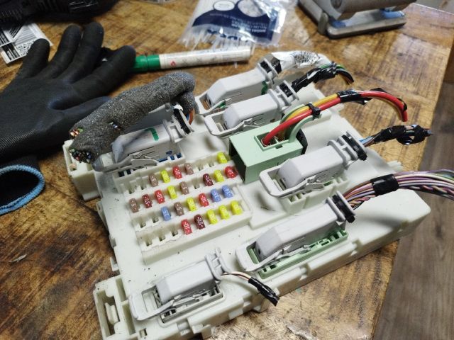 bontott FORD C-MAX II Biztosítéktábla Motortér